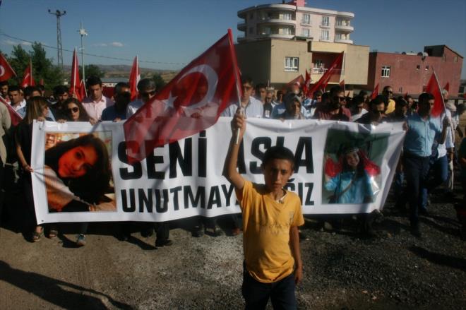 Trk Kzlay Batman ubesinin 200 metre uzunluundaki Trk bayra ile destek verdii yryn ardndan okul bahesinde toplanan vatandalar, ehit retmen iin dua etti, le Milli Eitim Mdrl mzik zmresi ehit retmeni anlatan iirler okudu.