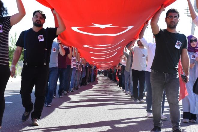 le Milli Eitim Mdrl nclnde 15 Temmuz ehitler Park nnden toplanan vatandalar, ellerinde Trk bayraklaryla, "Trk Krt kardetir, PKK kalletir", "Kahrolsun PKK", "Zalimler iin yaasn cehennem", "ehitler lmez vatan blnmez" sloganlar ile ehit retme Aybke'nin grev yapt okula kadar yrd.