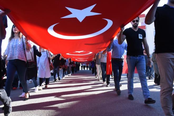 Yrye katlanlar, okul giriinde kurulan "ehit enay Aybke Yaln" kesine karanfil brakt.