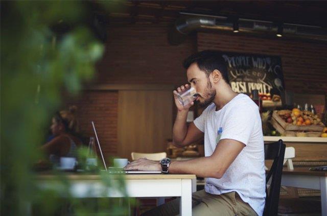 9-yi aydnlatlm bir ortamda aln. Sevdiiniz eyleri evrenize yerletirin. Eer hafif bir mzik eliinde almak sizi rahatlatyorsa, yle yapn.
