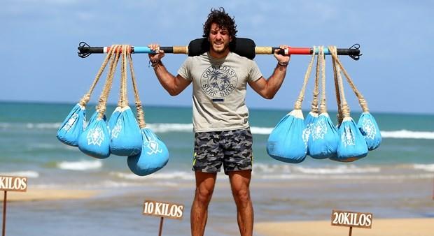 Bugne kadar bunun nedeni ok merak edilmi olsa da bir trl anlalamamt. Ogeday o kolyenin hikayesini anlatt... Ogeday, "Muhammed benim ok yakn arkadamd. Krekte benim takmma transfer oldu. Sonra ayn okula gitmeye baladk. 'E madem ayn okuldayz hadi motor alalm' dedik. Motor ehliyeti aldk. Ehliyeti aldktan sonra gidip kendimize motor da aldk.