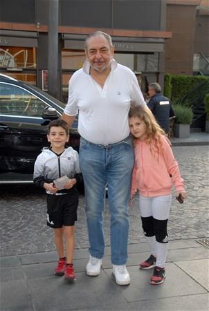 Her frsatta bo vakitlerini ocuklaryla deerlendiren Reha Muhtar, ocuklar Poyraz ve Mina ile bir restoran da akam yemei yedikten sonra AVM'de ocuk giyim maazalarn tek tek dolap sezon alverii yapt.