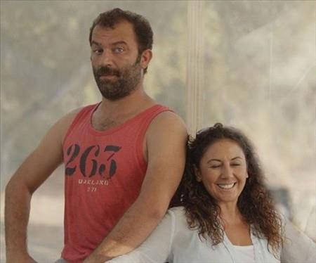 1973 doumlu olan oyuncu 1993 ylnda kendisi gibi oyuncu olan Gnay Karacaolu ile nikah masasna oturdu.