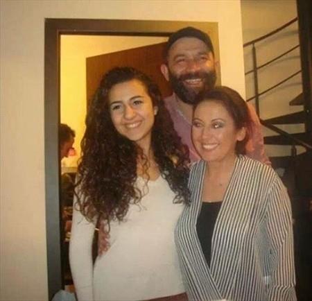 Anne babasna ramen kameralardan uzak duran niversite rencisi Glenay sosyal medyay aktif bir ekilde kullanyor!