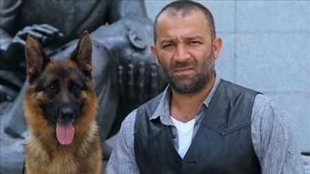 12 yldr Arka Sokaklar ile ekranda olan oyuncu evket oruh, dizide bir olu olan Komiser Mesut rol ile izleyici karsna kyor.