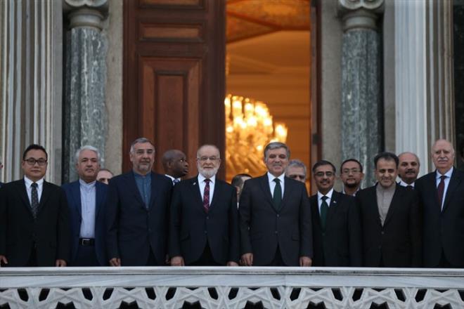 SAADET PARTS VARLIINI HSSETTRECEK  <p>    Gen yzlere bakarken, 10 yl ncesi AK Partisi&#8217;nin lkeye tantt kadrolar andrdklarn dnmeden edemedim. Saadet Partisi nmzdeki gnlerde varln daha fazla hissettirecee benziyor. Olur olmaz bilemem, ama etraftan derlediim izlenimlere baklrsa, kendisini sisteme ve iktidara alternatif olarak sunmaya hazrlanyor."