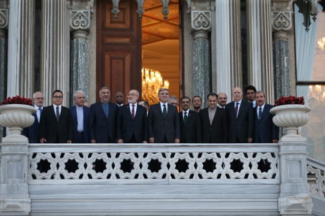 Cumhurbakanl sona erdikten sonra AK Parti'nin hibir organizasyonuna katlmayan Gl, allman dna karak Saadet Partisi'nin organize ettii 20. yl kutlamasna katld, liderlerle poz verdi.