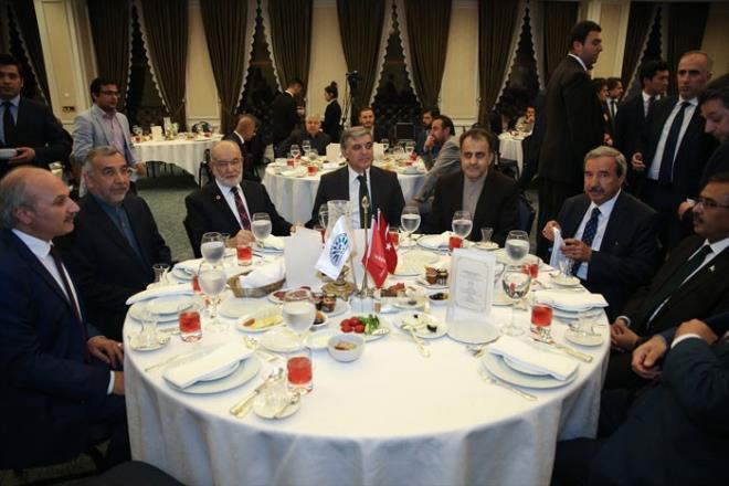 FEHM KORU YAZDI  <p>    Zirveye katlan yazar Fehmi Koru ise bu yazsnda unlar yazd; "raan Saray&#8217;nn byk salonundaki masalara biraz da Saadet Partisi kadrolar hakknda bilgi sahibi olmak iin gz gezdirdim. Evet, 20 yl ncenin Refahyol hkmetinde bakan olarak grev alm eskiler de oradayd, ancak onlar dndakiler baya gen insanlard.