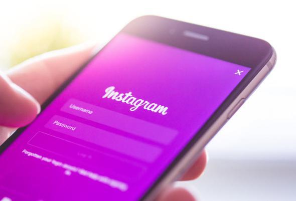 Instagram<p>    Facebook'un yan kurulularndan biri olarak hizmet veren Instagram, kullanclarn en ok ziyaret ettikleri uygulama olarak ne kyor. Yaanlan dnem erevesinde yaanan "fotoraf lgnl" olgusu erevesinde, bir numaral aktr sfatyla var olan Instagram'n arjnza yapt etkiyi gz ard etmemek gerek.
