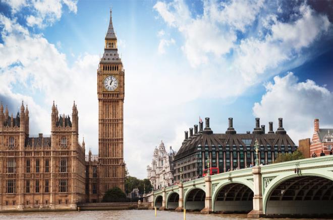 Big Ben  <p>  Big Ben btn bir binann deil sadece iindeki ann ismidir. Fakat gnmzde ou insan burann adn Big Ben olarak bilir. Big Ben isminin, bu kuledeki ann dkmnde alan ok zeki bir adamn ismi olduu dnlyor. Fakat hala kesin bir bilgi yok.