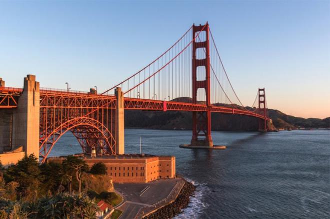 Golden Gate Kprs  <p>  Golden gate kprsn inasna balamak ok uzun zaman ald. nk Amerika Deniz Kuvvetleriyle i birlii yapmak gerekiyordu. Deniz kuvvetleriyle anlama salandktan sonra deniz kuvvetleri kprnn sis de ve dier hava koullarnda da grlmesi iin sar ve siyah renge boyanmasn istedi. Fakat kprnn mimari Irving Morrow kprnn koyu turuncu renge boyanmas iin deniz kuvvetlerini ikna etti. Kpr bu renkle her trl hava koulunda rahatlkla grlebilir duruma geldi. Harika bir grntye de sahip olan bu kpr dnya'da en ok fotoraflanan kent simgesi olarakta kabul edilmekte.