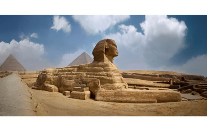 Sfenks  <p>  Sfenks dnyann bilinen en eski heykellerinden bir tanesi. Byk Gize Sfenks'i aslnda ilk balarda renkli olarak dekore edilse de gnmzde yalnzca kulaklarnn arkasnda renkler bulunmakta. Ayrca Sfenks ilk yapldnda bir de buruna sahipti. Gnmzde ngiltere ve Msr'da bulunan mzelerde prototipinden bunu grmek mmkn.