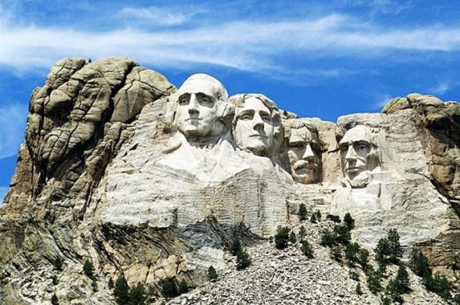 Rushmore Da Ant   <p>  Rushmore Da Ant'nn yapm srasnda mimar Gutzon Borglum buraya gizli bir oda ina etmek istedi. Bu odada Amerikan tarihi hakknda baz gizli bilgilerin ve kaytlarn bulunmas planlanyordu. Fakat mimar lnce bu plan hayata geemedi.  Mimarn lmnden 50 yl sonra, 1998 ylnda nemli belgelerin kopyalar ve eitli bakanlarn anlar bitmemi odann iine yerletirilmitir.