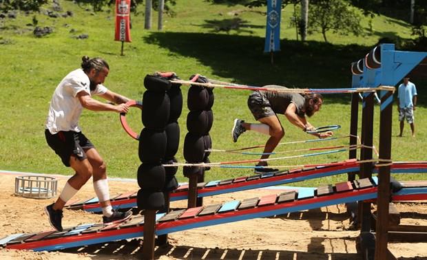 Bireysel dokunulmazlk oyununu Ogeday kazand. Yarn oynanacak ikinci dokunulmazlk oyunun sonras bir kii daha Survivor'dan elenecek. te perembe gn Survivor'da yaananlar.