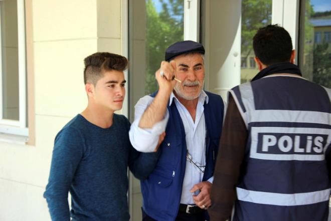 Sivas'ta Cumhuriyet niversitesinde dzenlenen LYS-2 Lisans Yerletirme Snavnda 15 dakika kuralna taklan niversite adaylar snava alnmad. Snava 1 dakika ge kald iin olu snava alnmayan baba, salon grevlilerine yalvard. Grevlilerle konuan baba olu salona alnmaynca beddua ederek kapy yumruklad. Sinir krizi geirip gzyalarna boulan babay snava giremeyen olu teselli ederek uzaklatrd.