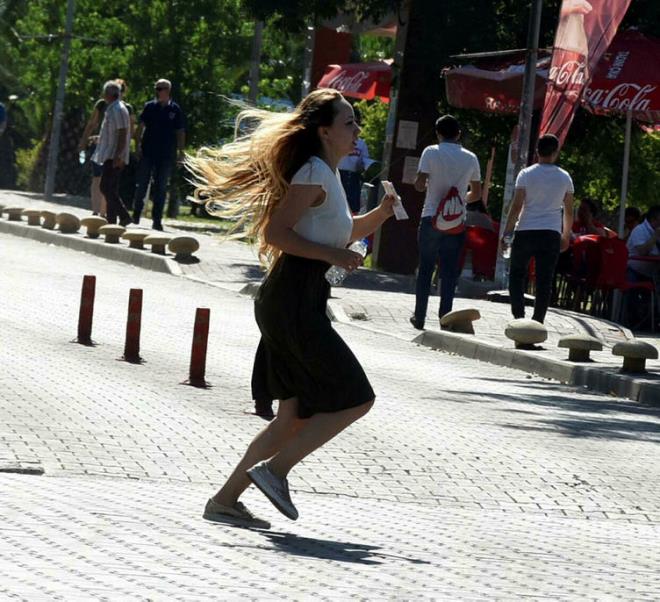 ZMR'DE DE AYNI TELA<p>    Kampse metro ile gelen bir kz renci, snava girecekleri derslie zamannda varabilmek iin kotu. 2 dakika kala yetien kz renci derin bir nefes alp, ieri girdi. Snav merkezlerinde snavn balama saatinden 15 dakika nce rencilerin ieri alnma ilemleri tamamland. Kapda bulunan grevliler tarafndan stleri aranan rencilerin balarndaki toka ile ellerindeki su ielerinin etiketleri kartld. Grevliler de 09.45 ncesinde sreyi adaylara seslenerek zaman hatrlatt.