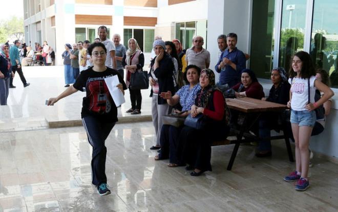 SANYE FARKI LE KAPANAN SINAV KAPISI, BNA NNDEKLERN ISRARIYLA AILDI  <p>  Antalya'da Lisans Yerletirme Snav (LYS) maratonunda Fen Bilimleri snavna son anda gelen renci, bina nnde bulunanlarn sraryla salona alnd. Grevlilere "Ne olur al" diye seslenenlerden biri heyecanlanarak gzya dkt. Saat 10.00'da balayan LYS Fen Bilimleri snav iin adaylar sabahn erken saatlerinden itibaren okullarda olmaya balad.