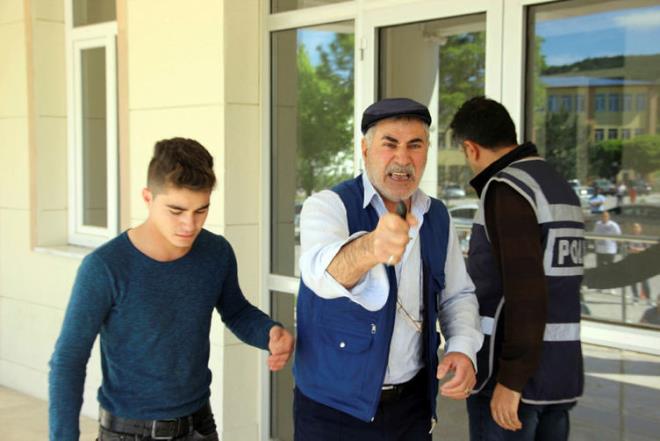 OLU YANINA GELEN BABA AKINA DND<p>    Snav binasna alnmayan Tunay Kl, okulun kapsndan ktktan sonra evredeki renci yaknlar tarafndan teselli edildi. zgn olduu gzlenen Kl, yryerek babasnn yanna gidince babas da oke oldu. Okula olunun alnmadn renen baba olunu bir sre teselli etti. Okulun yazlan adrese gre baka bir yerde olduunu belirten veli, 'ili yazyor katta buras Feriky ne alakas var burasnn ili'yle' diyerek tepkisini koyarken, Tunay Kl ve velisi bir sre sonra okul evresinden ayrld.