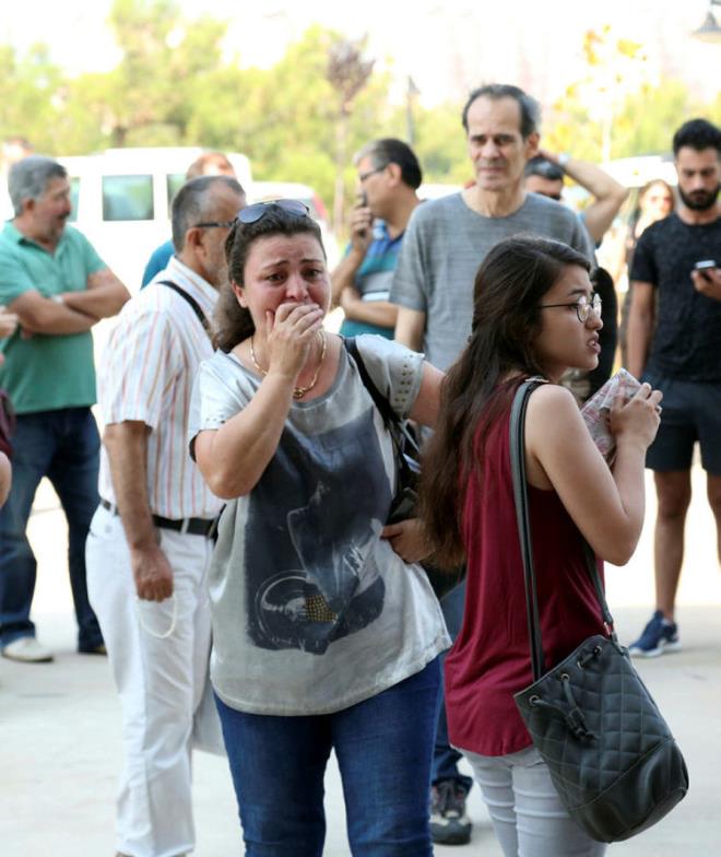 Aileler, kapya ynelerek "Ne olur al, henz saniye dolmad" diyerek rencinin ieri alnmasn istedi. Saate bakan grevliler son anda gelen renciyi de ieri ald. rencinin durumunu gren baz kiiler heyecanlanarak gzya dkt. rencinin alnmasyla bina nnde bulunanlar alklarla grevlilere teekkr etti.  <p>  ALELER KAPIDA BEKLED<p>    Saat 09.45'ten sonra polisler, okulun nnde bekleyenleri grlt kardklar gerekesiyle uzaklatrd. Baz aileler yanlarnda getirdikleri kilimlerin stnde otururken, bazlar da yanlarnda getirdikleri Kuran- Kerim'i okudu.