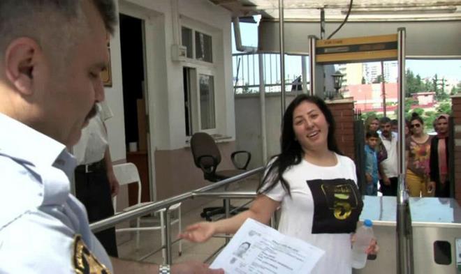 SINAV YERNE BR GN NCE GELD<p>    Bir aday ise yarn girecei snava bir gn nce geldii iin okul binasndan glerek ayrld. Bir baka aday 09.43'te okula koarak gelerek dakikalar kala snava yetiti. Snava girecei okula son dakika gelen kz grevliler sakinletirdi. Grevlilerin su vermek istedii kz orulu olduunu syleyip koarak snav salonuna girdi.