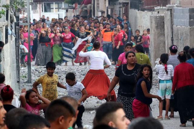 Tartmann kavgaya dnmesi zerine taraflar birbirlerine ta ve sopalarla saldrd.