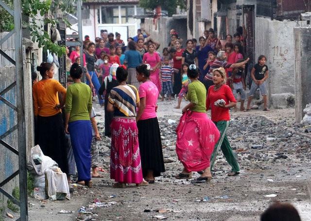 Dn ayn sokakta iki grup arasnda kan kavgada 3 kii yaralanmt.