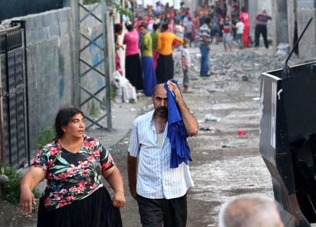 Kavgada yaralanan 4 kii, evredekilerin yardmyla hastaneye gtrld.