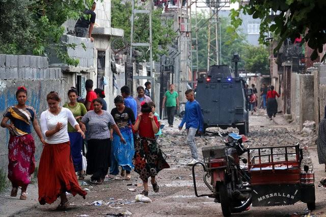 Adana Merkez Yreir ilesi 19 Mays Mahallesi'nde 2 ailenin fertleri arasnda henz belirlenemeyen nedenle tartma kt.