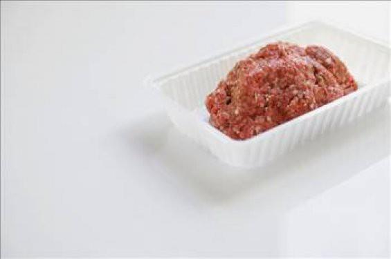 Hazr kymaya sakatat katlyor; sakatadn rengi ak olduu iin kimyasal gda boyas ile boyanyor.