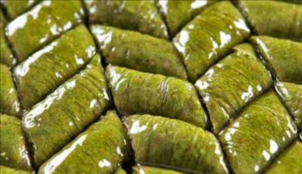 Tatllarda Antep fst yerine bezelye ve yeile boyanm yer fst kullanlyor.