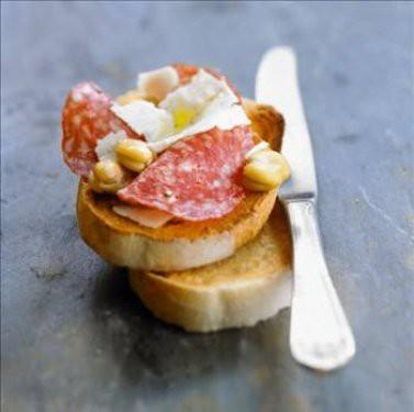 Soya baharatla kartrlp sucuk imalatnda kullanlyor, raf mrn uzatmak iin gereinden fazla nitrat kullanlyor.