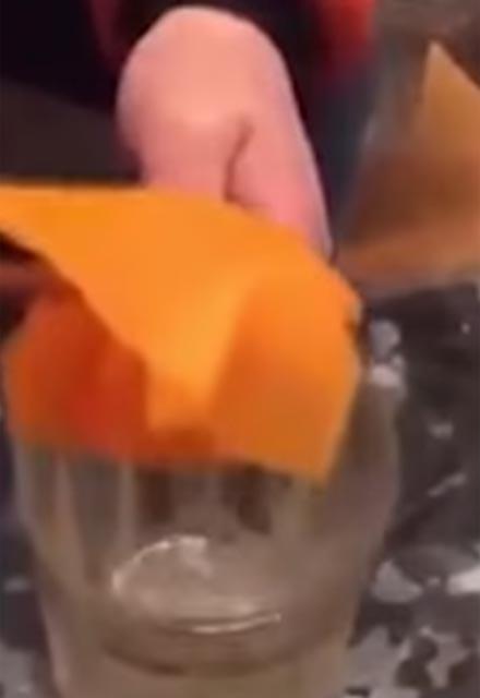 Belli bir sre sonra havlu kat, meyvenin rengini aldysa  elinizde bulunan meyve suyu boya maddesi ieriyordur ve sahtedir.