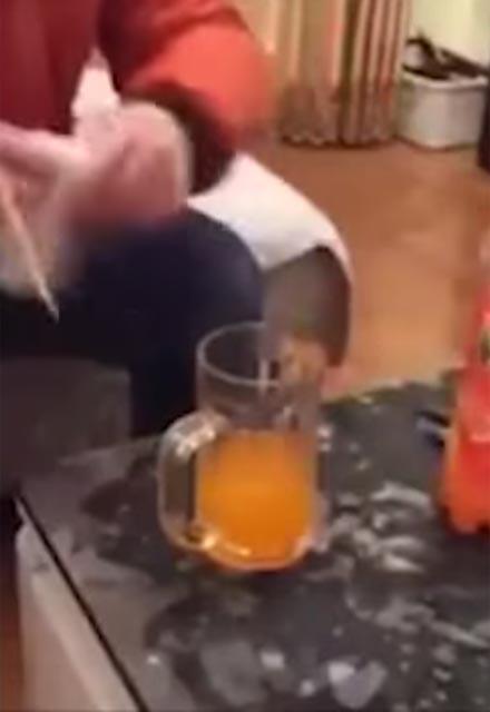 te meyve suyunun sahte olup olmadn anlamamann yollar&#8230;  lk olarak meyve suyunu alkalayn. Ve bir bardan ierisine doldurun.