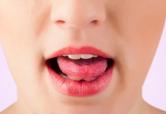 Gnlk az bakm srasnda zellikle dilin alt arka ksmnda kalan ve tabut ke olarak adlandrlan blgenin kontrol edilmesi gerektiini vurgulayan Alpay, &#8220;Dil kanseri lezyonlar arsz olabilir, bu lezyonlar dilin alt arka tarafnda oluabilir.