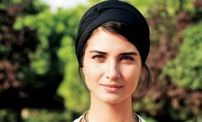 Baltaliman&#8217;nda aracn nn kesen korumalar silah gstererek muhabirin fotoraf makinesini gasp etti. Korumalar Hrriyet muhabirine, &#8220;imdi git bir saat sonra La Boom&#8217;a gel makineni al&#8221; diyerek oradan uzaklat. Tm abasna ramen makinesini geri alamayan Bayrak, olay sonras Saryer Asayi Bro Amirlii&#8217;ne giderek Evirgen ve korumalarndan ikayeti oldu.