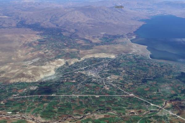 Doann sar, mavi ve yeil renkleri Van Gl'nn kuzeyi kys Erci'te bir arada