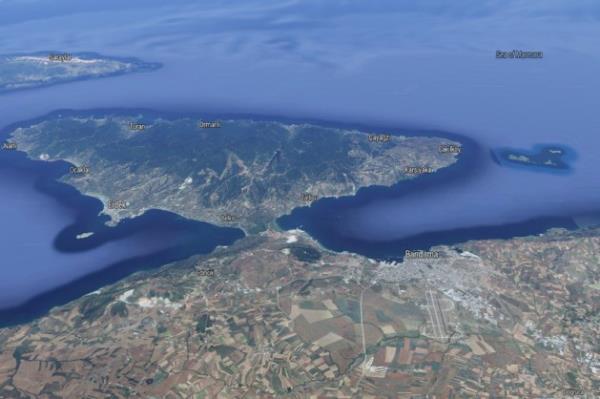 Trkiye'nin en byk tombolo rnei olan Marmara Kapda yarmadas (tombolo: adann zamanla karaya balanmas)