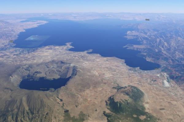 Tatvan'dan Van Gl'nn grnm. Haritada Nemrut Yanarda ve zerindeki krater gl de yer alyor