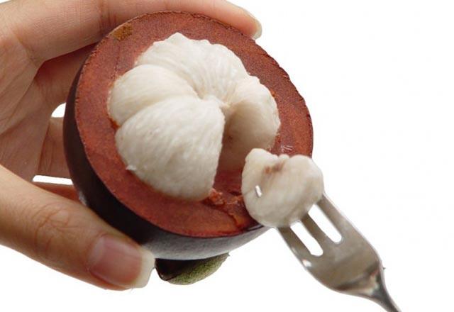 Kahverengi- bordo grnml kabuunun altndan kan hazine, benzersiz grnm ve bir yiyenin bir daha yemek isteyecei zel aromas ile "Tropik meyvelerin kraliesi" olarak adlandrlyor.<p>    Dndaki kabuun ierisinden beyaz krema tad olan bir meyve kyor. erisindeki bu beyaz meyve aznza attnz anda eriyip gidiyor.<p>    te 18. yy&#8217; dan bu yana asya tbbnda kullanlan mangosteen meyvesinin bilinmeyen faydalar&#8230;