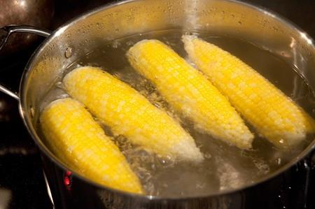 Msrn taze olduunu yeil yapraklarnn parlak, hafif sar, sapl ve pskllerinin ak kahverengi olmasndan anlayabiliriz.  Msr halarken, halama suyuna tereya, damak zevkinize uygun baharatlar katarak daha lezetli msr halamalar hazrlayabilirsiniz. te klasik yntem;  <p>  Msr halamak iin:<p>  1. Setiiniz msrlar yapraklarndan ayrn. - Yapraklar atmayn -