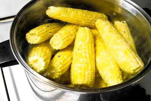 Msrlar ddkl tencereye yerletirin. Boyu uzun olan msrlar ise ikiye bln.