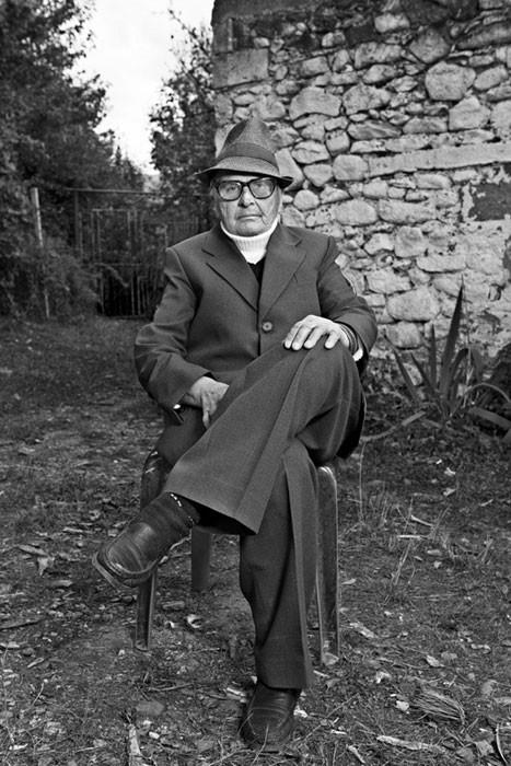 Kadnlarn, mlk edinmesinin ve almasnn ok kstl olduu dnemin Arnavut toplumunda Leke Dukagjin Kanunu, kadnlara erkek kyafetleri giydikleri, salarn ksa kestirdikleri ve hibir zaman erkeklerle cinsel ilikiye girmeme sz verdikleri taktirde, erkeklerin yararland haklardan faydalanma hakk tanm.