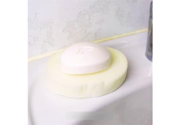 Sabun altna snger koyarak, sabun artklarnn azalmasn salayabilirsiniz. Yine de artk kalyorsa, o sabun artklarn sngerle lavaboyu temizlemekte kullann.