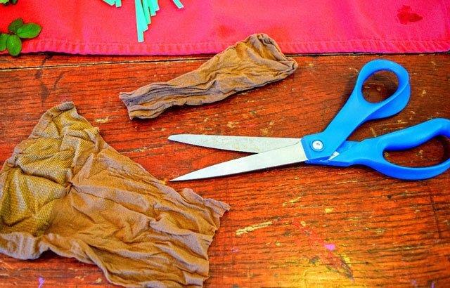 Soanlarn daha taze kalmas iin ok kolay bir yntem var. Bunun iin ilk nce klotlu orabn bacak ksmna soan koyup balayn, sonra dier soan ekleyin.