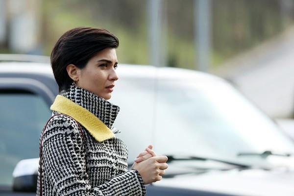 Ad Tuba Bykstn ile ak dedikodularna karan iletmeci Umut Evirgen ile ifti grntleyen gazetecinin fotoraf makinesini gasp eden iki pheli &#8216;yama&#8217; suundan tutukland. Tuba Bykstn hakknda herhangi bir ilem balatlmad renildi.