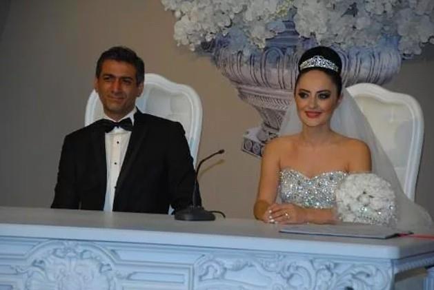 Cem Tatltu & Burcu zsoy: Kvan Tatltu&#8217;un aabeyi ayn zamanda menajeri olan Cem Tatltu 2013 ylnda Enbe Orkestras solisti olan Burcu zsoy ile evlenmiti. iftin evliliklerinin zerinde dolanan karabulutlar ayrlk getirdi ve anlamal olarak getiimiz ay noktaland.