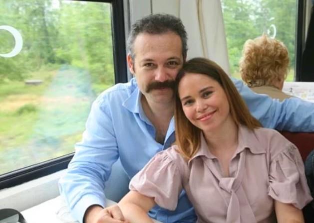 Levent zmc & Ebru Tuay zmc: 1997 ylnda evlenen Levent zmc ile ei Ebru Tuay zmc'nn 20 yllk evliliklerini 2016 sonunda bitirme karar alp Ocak aynda boandklar ortaya kmt.