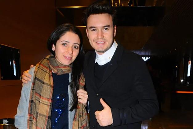 Mustafa Ceceli & Sinem Gedik: nl arkc Mustafa Ceceli sessiz sedasz sosyal medya paylam ile 25 Maysta 9 yllk ei ve olu Arn&#8217;n annesi Sinem Gedik&#8217;den boand.