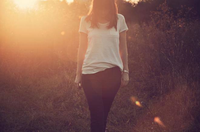 TETKLEYEN SEBEBLER NELERDR?  <p>  Biyolojik ritmin bozulmas, uyank kalma sresinin artmasndan dolay depresif duygulara yol aabilir. Ayrca vcudumuzdaki serotonin seviyesindeki d ve zellikle de melatonin hormonu dediimiz uyku dzenini salayan hormonun dengesinin bozulmas yaz depresyonunu tetikleyen sebepler arasnda olabilmektedir.