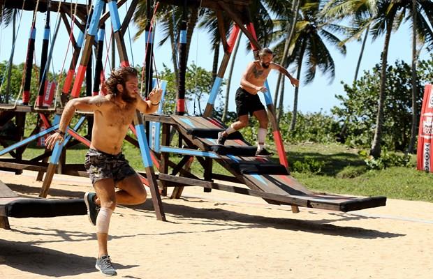 "PERFORMANSIMI STN BULUYORUM"    "nller takmndan karakter olarak en yakn Serhat abi. Serhat Akn&#8217; sadece bench'ten tansam agresif, sert, ok sinirli asla konumam derdim fakat adaya geldiim zaman Serhat abiyle inanlmaz ortak noktalarmz var. kinci srada Furkan, nc srada Adem abi ve drdnc srada lhan abi var. Performans olarak Serhat abiyi kendimi yakn buluyorum. G kuvvet oyunlarnda ise Adem&#8217;i yakn buluyorum. Bu narsistlik deil fakat genele vurduumuzda ben performansm kar takmdaki erkeklerden daha stn buluyorum."